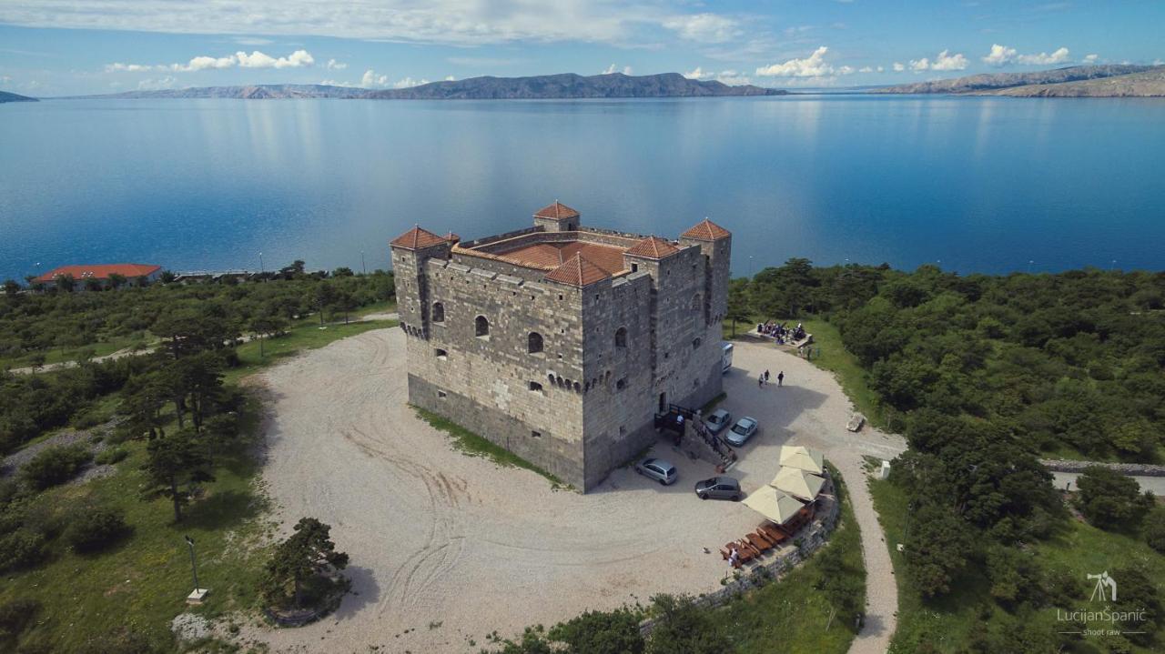 Apartments By The Beach Adela Senj Senj  Zewnętrze zdjęcie