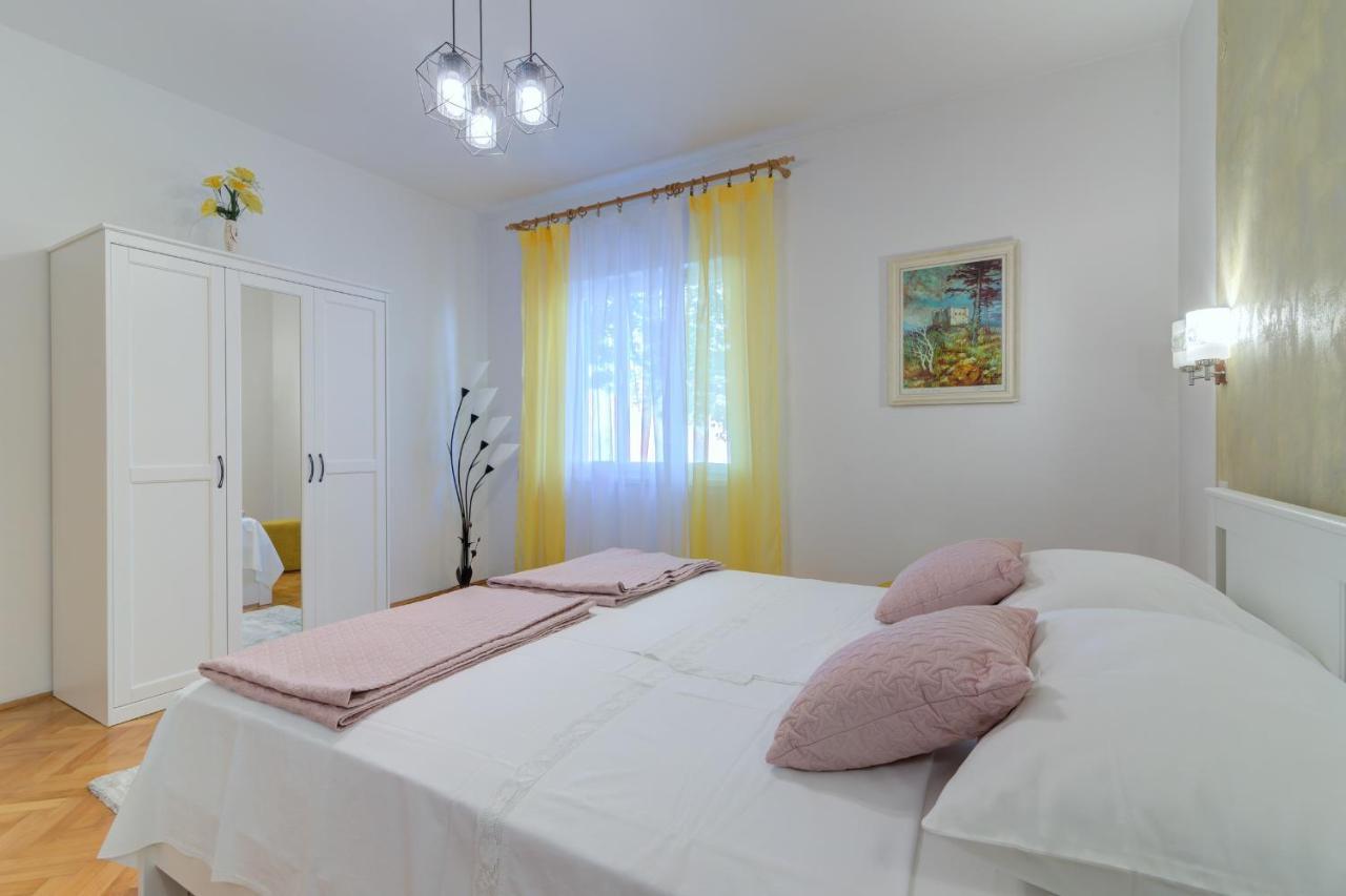 Apartments By The Beach Adela Senj Senj  Zewnętrze zdjęcie