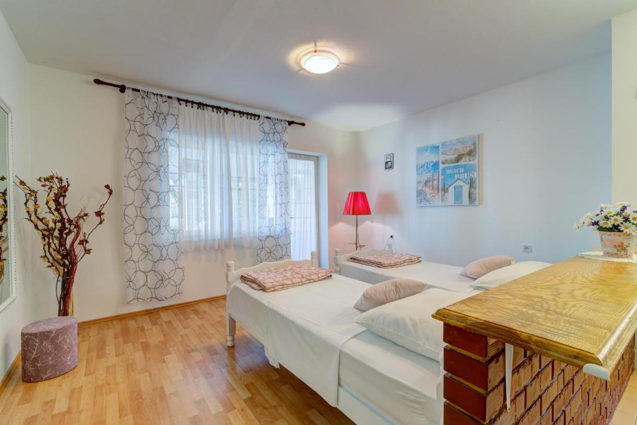 Apartments By The Beach Adela Senj Senj  Zewnętrze zdjęcie