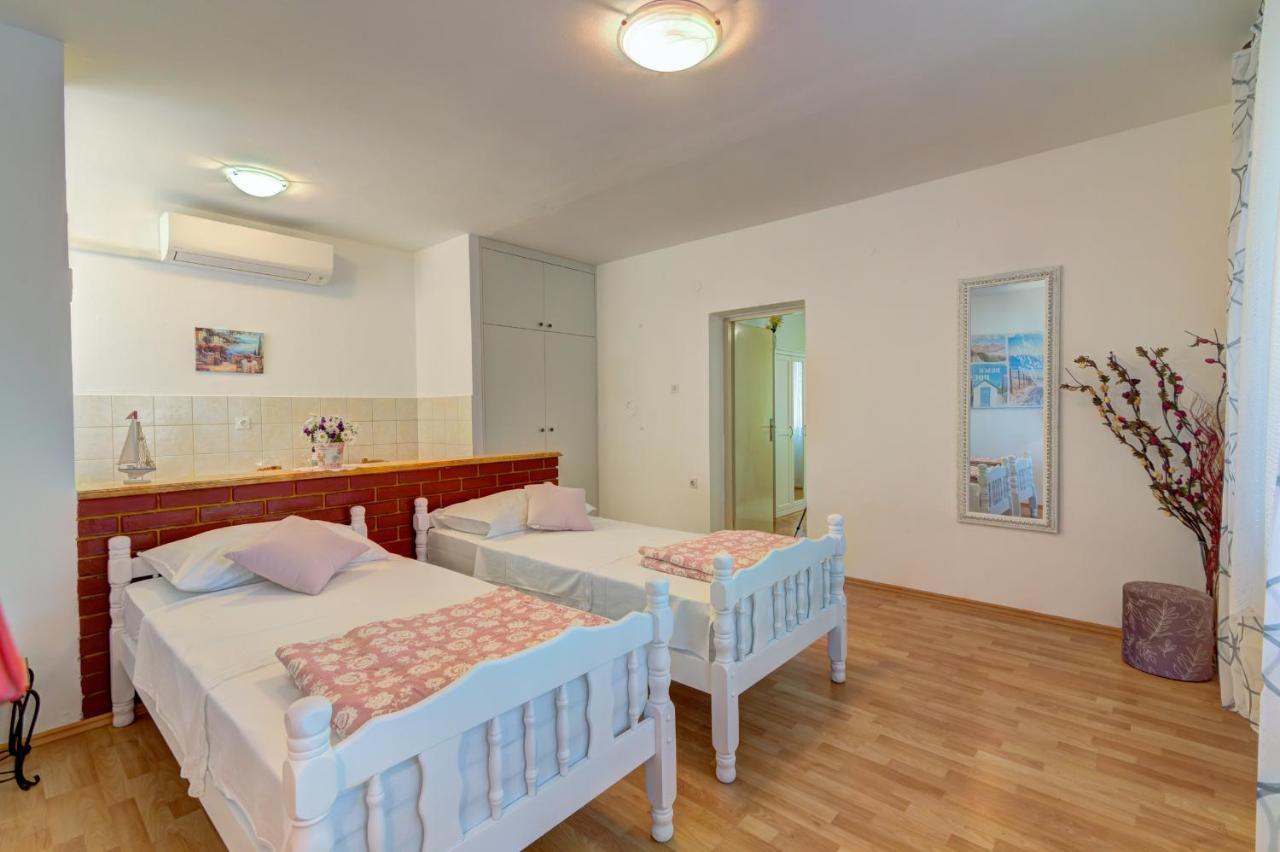 Apartments By The Beach Adela Senj Senj  Zewnętrze zdjęcie