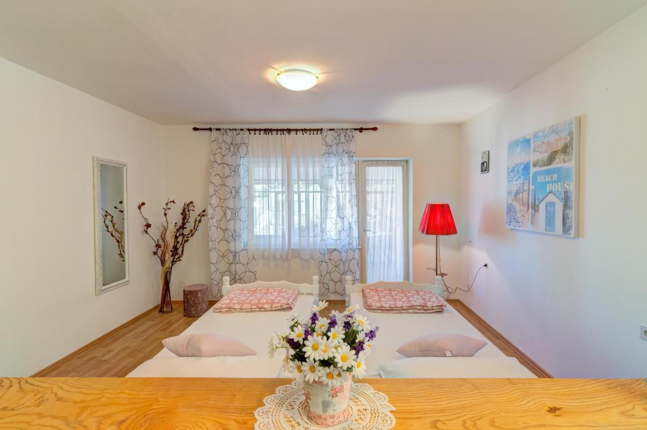 Apartments By The Beach Adela Senj Senj  Zewnętrze zdjęcie